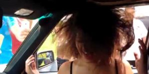 Ella llega al orgasmo con el equipo de sonido del carro (Video)