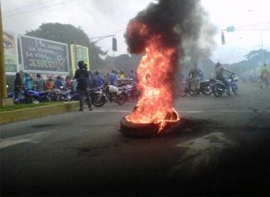Motorizados trancan vías en rechazo a multas en Carabobo (Fotos)