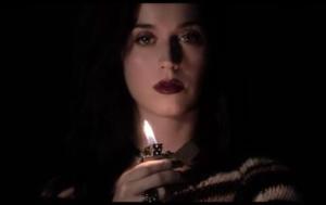 Katy Perry quema su imagen de chica dulce (Video)