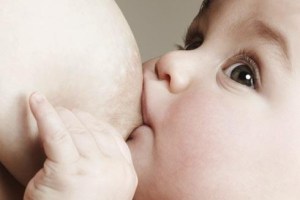 ¿Cómo puedes saber si tu bebé está tomando suficiente leche materna?