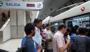 Usuarios del Metro de Valencia exigen más vagones