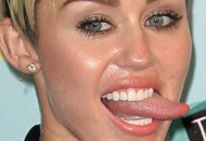 La lengua de Miley Cyrus tiene vida propia