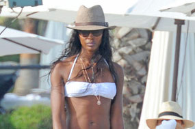 Así lució Naomi Campbell su cuerpo con un bikini blanco (Foto)