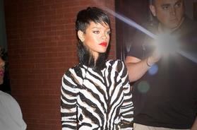 Rihanna no deja de llamar la atención con este atuendo (Foto)