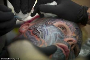 Quema su piel para lograr tatuaje 3D (FOTOS)