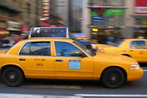 Taxistas de Nueva York presentan demanda para bloquear la nueva flota de taxi