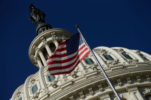 Congresista de EEUU renuncia a comité por denuncias de acoso