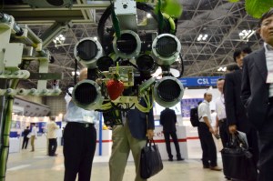Un robot que recolecta únicamente fresas maduras (Fotos)