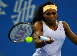 Serena Williams y Radwasnka superan primera ronda del Abierto de China