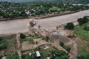 Huracán Manuel toca tierra en noroeste de México
