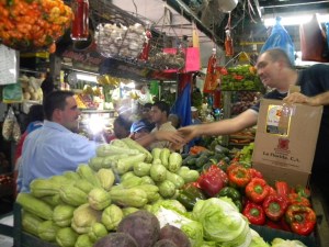 Sancionan a comerciantes del Mercado de Quinta Crespo