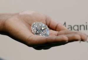 El mayor diamante blanco que se haya subastado (Fotos)