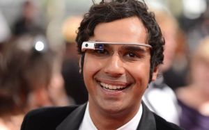 Este actor acaparó la atención en la alfombra de los Emmy con sus Google Glass (Foto)