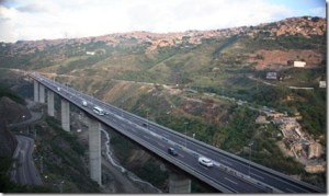 Fuerte tráfico en autopista Caracas – La Guaira por camión accidentado