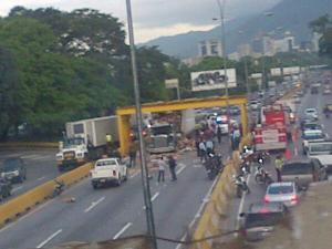 Cierran autopista Francisco Fajardo para movilizar gandola atascada
