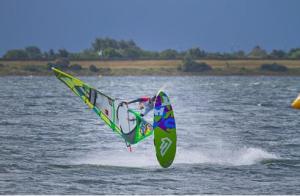 “Cheo” díaz continúa ascendiendo en las competencias internacionales de windsurf