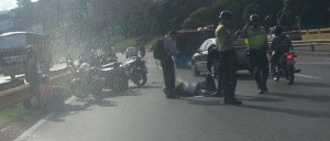 Reportan tránsito pesado en municipio Chacao por accidente con motorizado