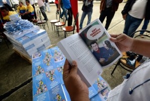 Chávez es el autor de los textos escolares, dice Hanson