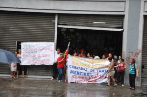 Damnificados del Sambil La Candelaria exigen a Maduro viviendas (Fotos)