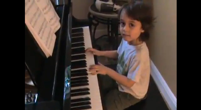 Así toca el piano con tan sólo cinco años (Video)