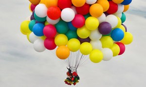 Aterriza joven que intentaba cruzar el Atlántico con globos de helio (Fotos)