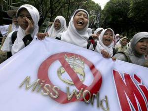 Indonesia traslada final de Miss Mundo a Bali ante protestas