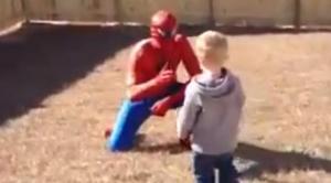 Marine sorprende a su hijo disfrazado de Spiderman (Video + Maduro detesta esto)