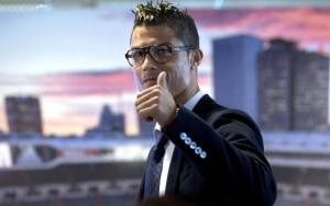 Cristiano Ronaldo enciende el Twitter con sus nuevos lentes de abuelo (Foto)