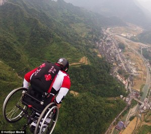 Hombre en silla de ruedas se lanza en paracaídas (Fotos)