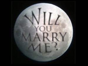Escribió en la luna para proponerle matrimonio a su novia