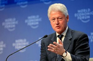 Expresidente Bill Clinton defiende la diversidad y condena el “tribalismo”