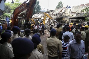 Cerca de 70 desaparecidos tras el derrumbe de un edificio en Bombay (Fotos)