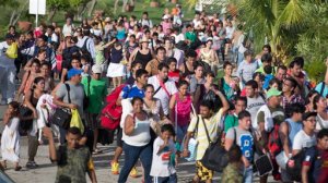 Turistas varados hace una semana se van de Acapulco por carretera reparada