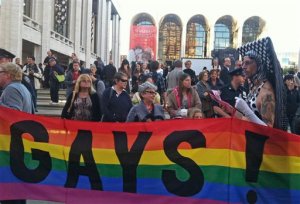 Protesta pro gays interrumpe gala en la Met de NY