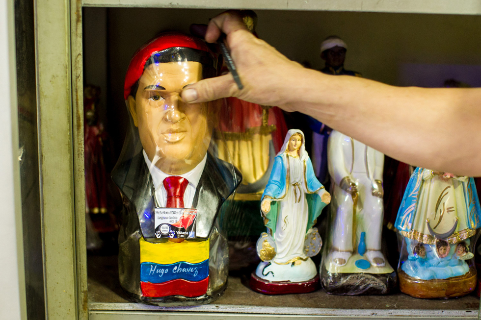 Chávez se sube a los altares caseros (Fotos)