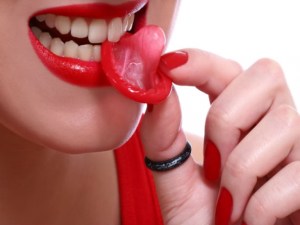 No te pierdas estos tips para poner el condón con la boca