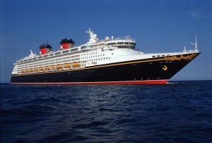 El crucero Disney Wonder atraca en el puerto colombiano de Cartagena