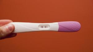Mujeres venden sus test de embarazo positivos a novias desesperadas ¡OMG!