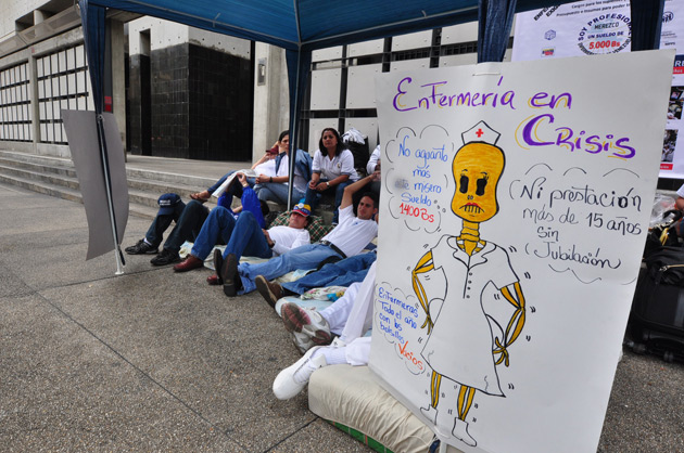 Médicos y enfermeros cumplen 17 días de protesta sin respuesta por parte del Gobierno