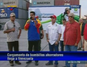 Maduro recibe millones de bombillos ahorradores para combatir problema eléctrico del país