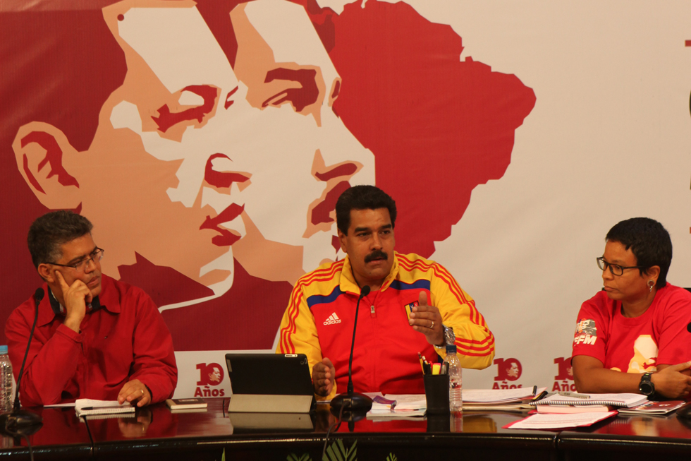 Maduro se acomoda bajo la sombra electoral de Chávez