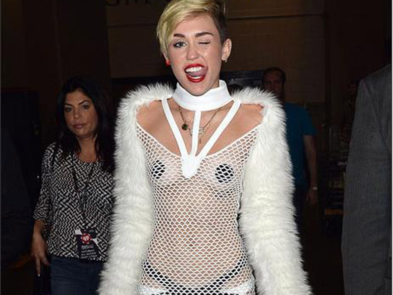 Doctor майли. Майли Сайрус в Sheer Dress. Майли Сайрус показ мод сумки. Miley Cyrus Mugler. Miley Cyrus Wears real fur.