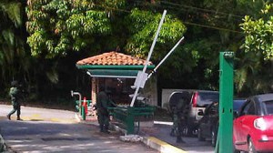 Intervención militar en la entrada de la urbanización Cerro Verde