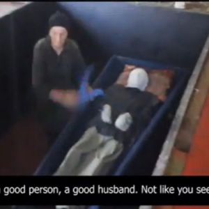 Mujer mantiene a su hijo fallecido embalsamado en vodka durante 18 años