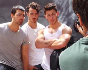 Nick Jonas presume de sus músculos en una revista homosexual (Foto)