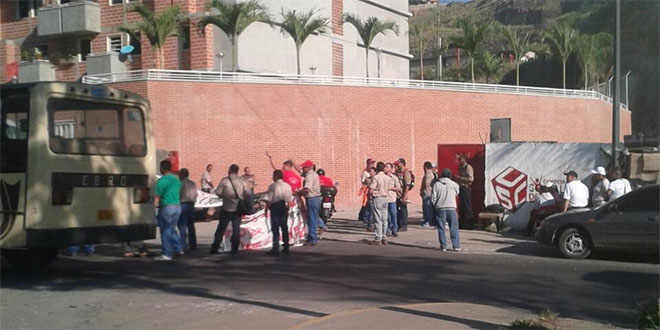 Obreros de la Corporación Socialista de Cemento protestan en la Intercomunal de El Valle
