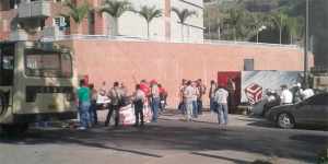 Obreros de la Corporación Socialista de Cemento protestan en la Intercomunal de El Valle