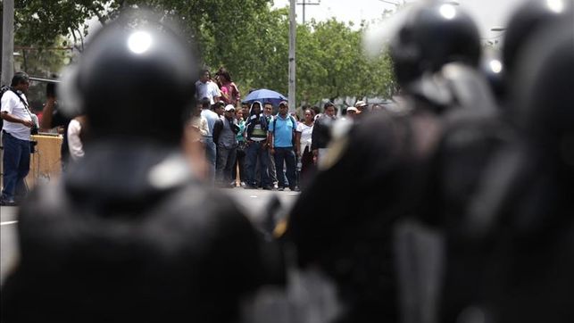 Manifestantes y policías chocan en protestas contra presidente de México