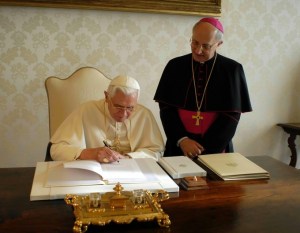 Ratzinger dice a científico que sea más competente en análisis sobre Jesús