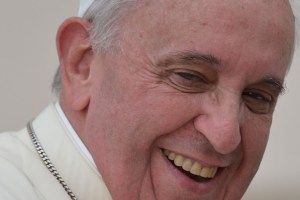 El Papa dice en Twitter que no puede imaginar a un cristiano que no sonría